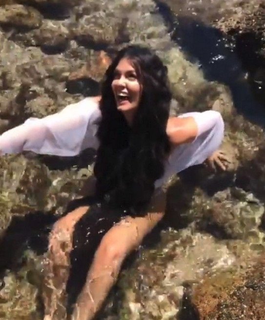 Αποκαμωμένη γοργόνα -Η Μαρία Κορινθίου πεσμένη στα βράχια [εικόνες] | iefimerida.gr 1