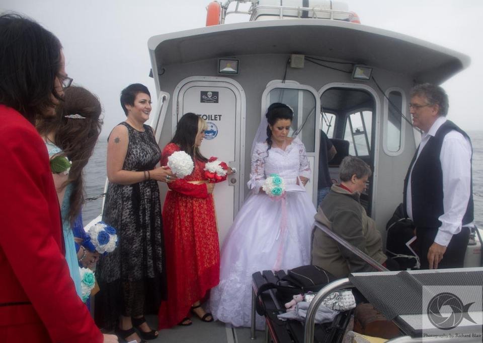 Βαρέθηκε τους νορμάλ άνδρες και παντρεύτηκε ένα φάντασμα-πειρατή 300 ετών [εικόνες] | iefimerida.gr 1