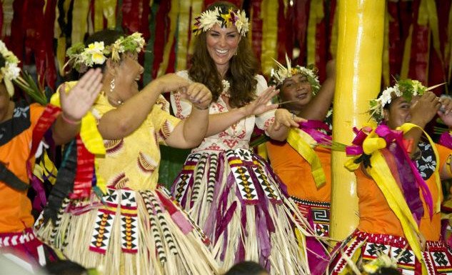 Γουίλιαμ και Κέιτ φόρεσαν τις στολές των ιθαγενών και χόρεψαν μαζί τους [εικόνες] | iefimerida.gr 0