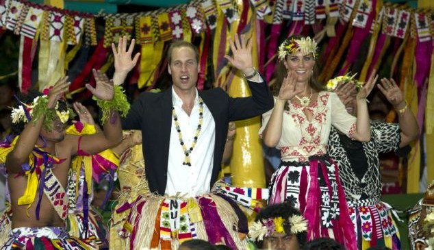 Γουίλιαμ και Κέιτ φόρεσαν τις στολές των ιθαγενών και χόρεψαν μαζί τους [εικόνες] | iefimerida.gr 1