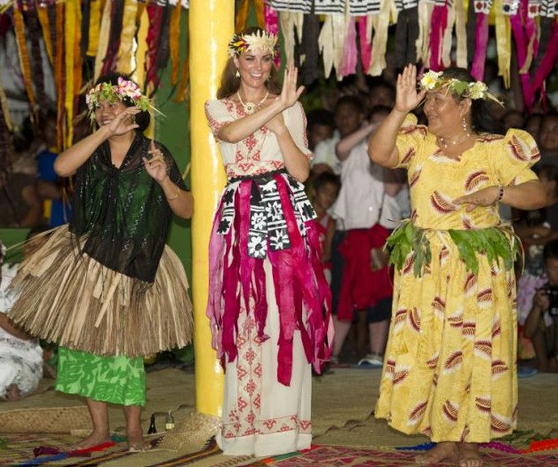 Γουίλιαμ και Κέιτ φόρεσαν τις στολές των ιθαγενών και χόρεψαν μαζί τους [εικόνες] | iefimerida.gr 2