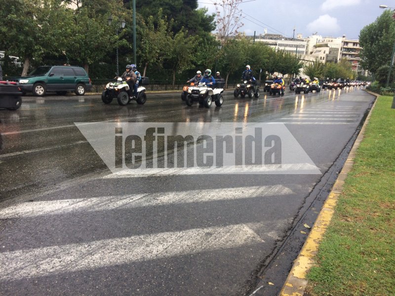 Στους δρόμους της Αθήνας οι «γουρούνες» -Διαμαρτυρία για τον νέο ΚΟΚ με μοτοπορεία υπό βροχή [εικόνες] | iefimerida.gr 0