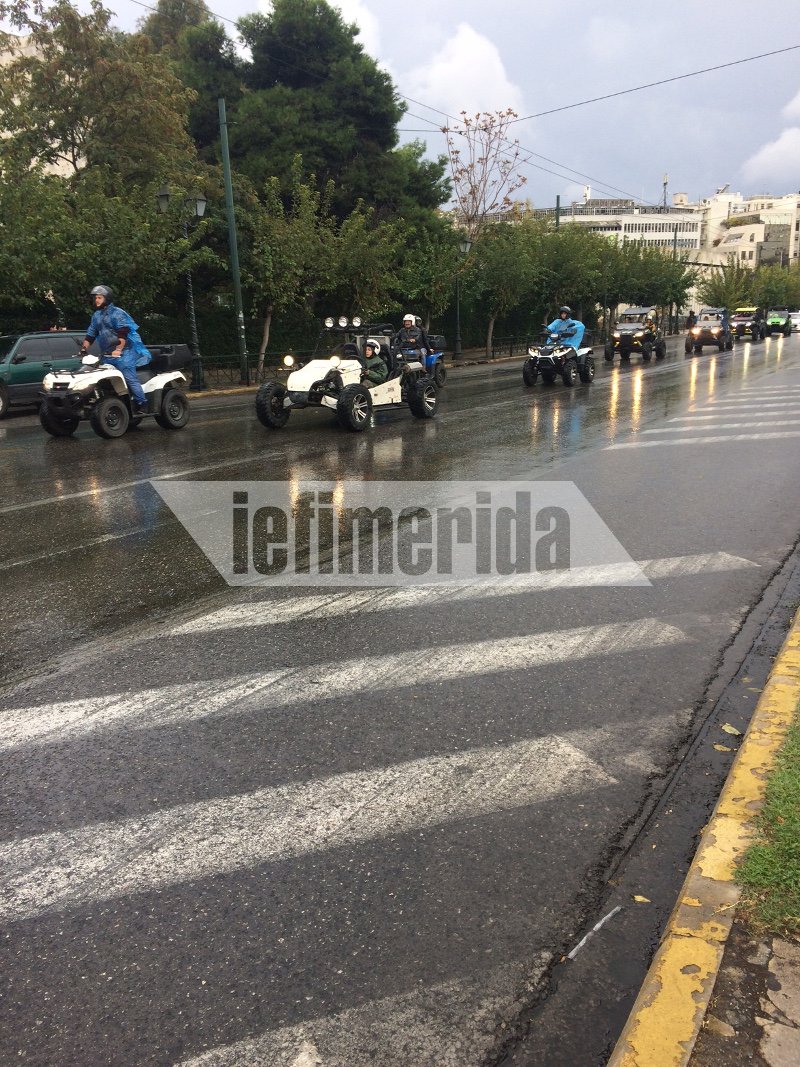 Στους δρόμους της Αθήνας οι «γουρούνες» -Διαμαρτυρία για τον νέο ΚΟΚ με μοτοπορεία υπό βροχή [εικόνες] | iefimerida.gr 1