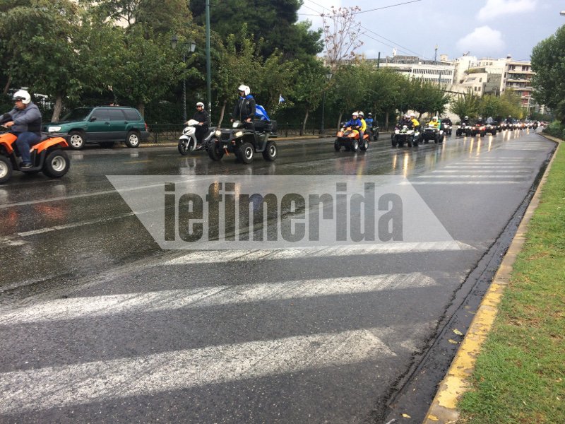 Στους δρόμους της Αθήνας οι «γουρούνες» -Διαμαρτυρία για τον νέο ΚΟΚ με μοτοπορεία υπό βροχή [εικόνες] | iefimerida.gr 2