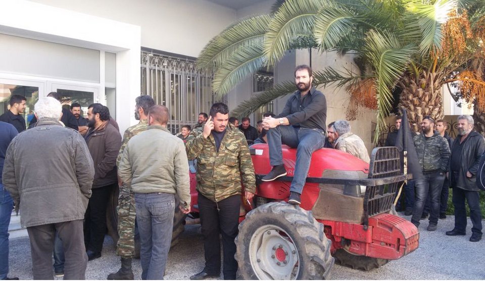 Αγρότες έβαψαν με σπρέι στα γουρούνια τη λέξη «ΣΥΡΙΖΑ» [εικόνες] | iefimerida.gr 4