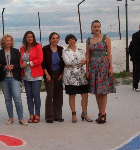 Η υποψήφια του Ποταμιού με τις εκκεντρικές γόβες και το λουλουδέ φόρεμα που εντυπωσίασε στο Κερατσίνι [εικόνες] | iefimerida.gr 1