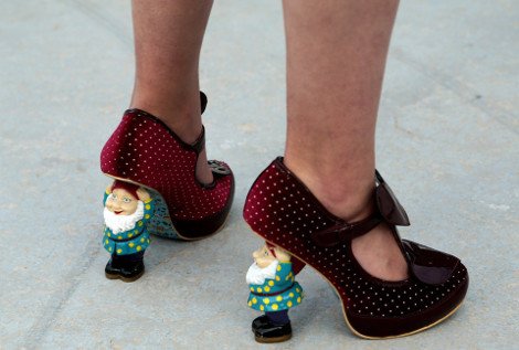 Η υποψήφια του Ποταμιού με τις εκκεντρικές γόβες και το λουλουδέ φόρεμα που εντυπωσίασε στο Κερατσίνι [εικόνες] | iefimerida.gr 3