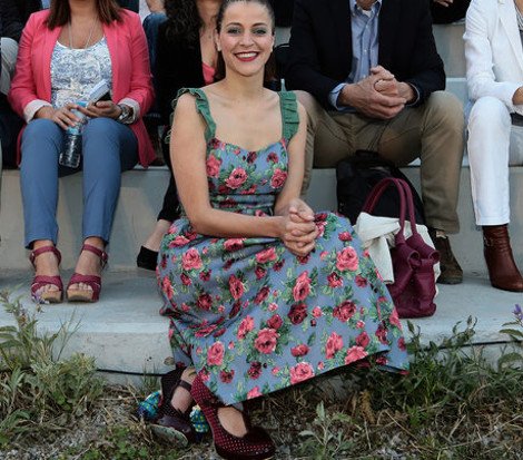 Η υποψήφια του Ποταμιού με τις εκκεντρικές γόβες και το λουλουδέ φόρεμα που εντυπωσίασε στο Κερατσίνι [εικόνες] | iefimerida.gr 0