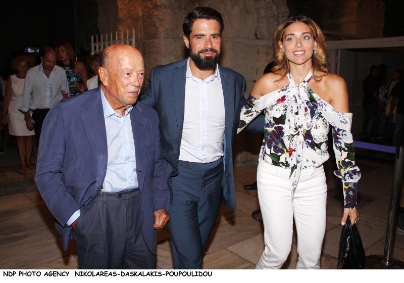 Η Μαριάννα Γουλανδρή σε γάμο γνωστής food blogger στη Σίφνο [εικόνες] | iefimerida.gr 0