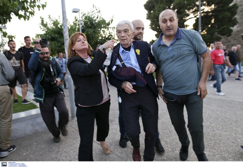 H Καλυψώ Γούλα δεν έφυγε από το πλευρό του Μπουτάρη, όση ώρα διαρκούσε ο προπηλακισμός ούτε στιγμή- φωτογραφία intimenews