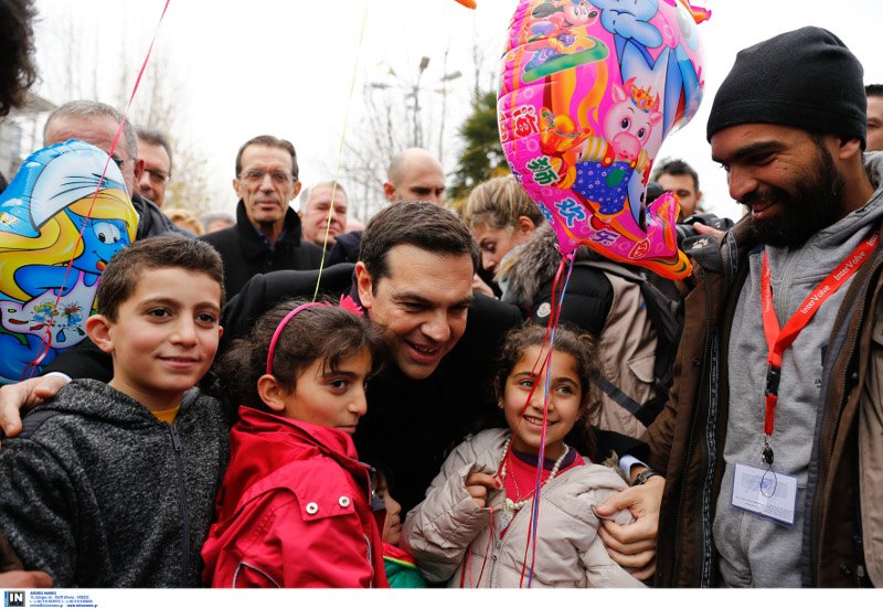 Τσίπρας με προσφυγόπουλα: Η ελληνική κοινωνία αισθάνεται χαρά και συγκίνηση για το διαφορετικό [εικόνες] | iefimerida.gr 0
