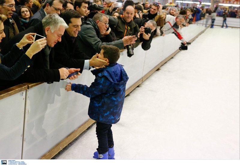 Τσίπρας με προσφυγόπουλα: Η ελληνική κοινωνία αισθάνεται χαρά και συγκίνηση για το διαφορετικό [εικόνες] | iefimerida.gr 3