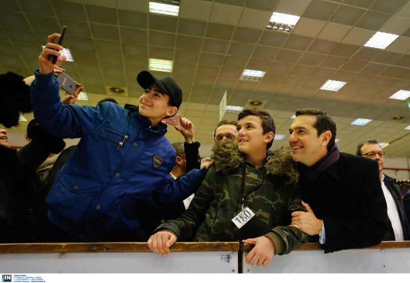 Τσίπρας με προσφυγόπουλα: Η ελληνική κοινωνία αισθάνεται χαρά και συγκίνηση για το διαφορετικό [εικόνες] | iefimerida.gr 4