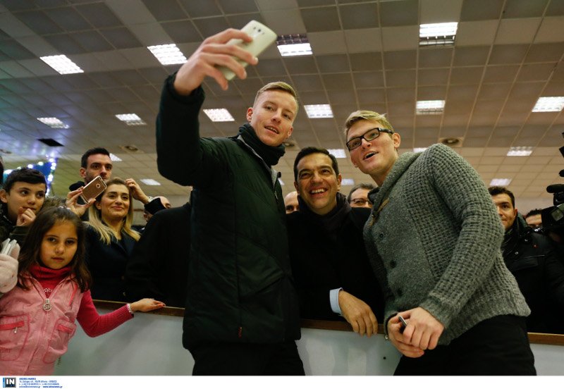 Τσίπρας με προσφυγόπουλα: Η ελληνική κοινωνία αισθάνεται χαρά και συγκίνηση για το διαφορετικό [εικόνες] | iefimerida.gr 5