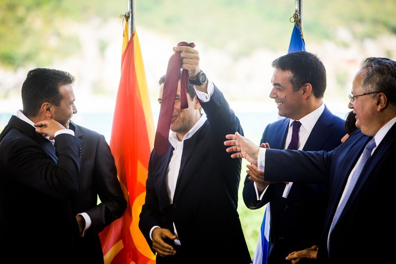 O Τσίπρας φόρεσε την γραβάτα του Ζάεφ -Του την είχε κάνει δώρο στις Πρέσπες [εικόνες] | iefimerida.gr 0