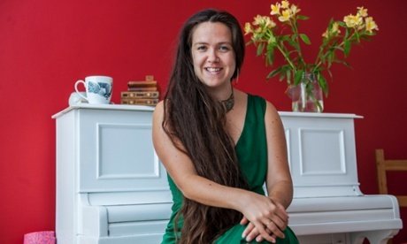 Βρετανίδα δεν άντεχε να είναι άλλο μόνη και παντρεύτηκε τον εαυτό της [εικόνες+βίντεο] | iefimerida.gr 0