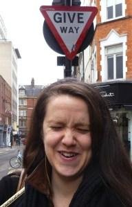 Βρετανίδα δεν άντεχε να είναι άλλο μόνη και παντρεύτηκε τον εαυτό της [εικόνες+βίντεο] | iefimerida.gr 2