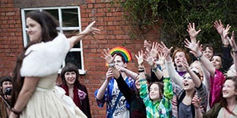 Βρετανίδα δεν άντεχε να είναι άλλο μόνη και παντρεύτηκε τον εαυτό της [εικόνες+βίντεο] | iefimerida.gr 5