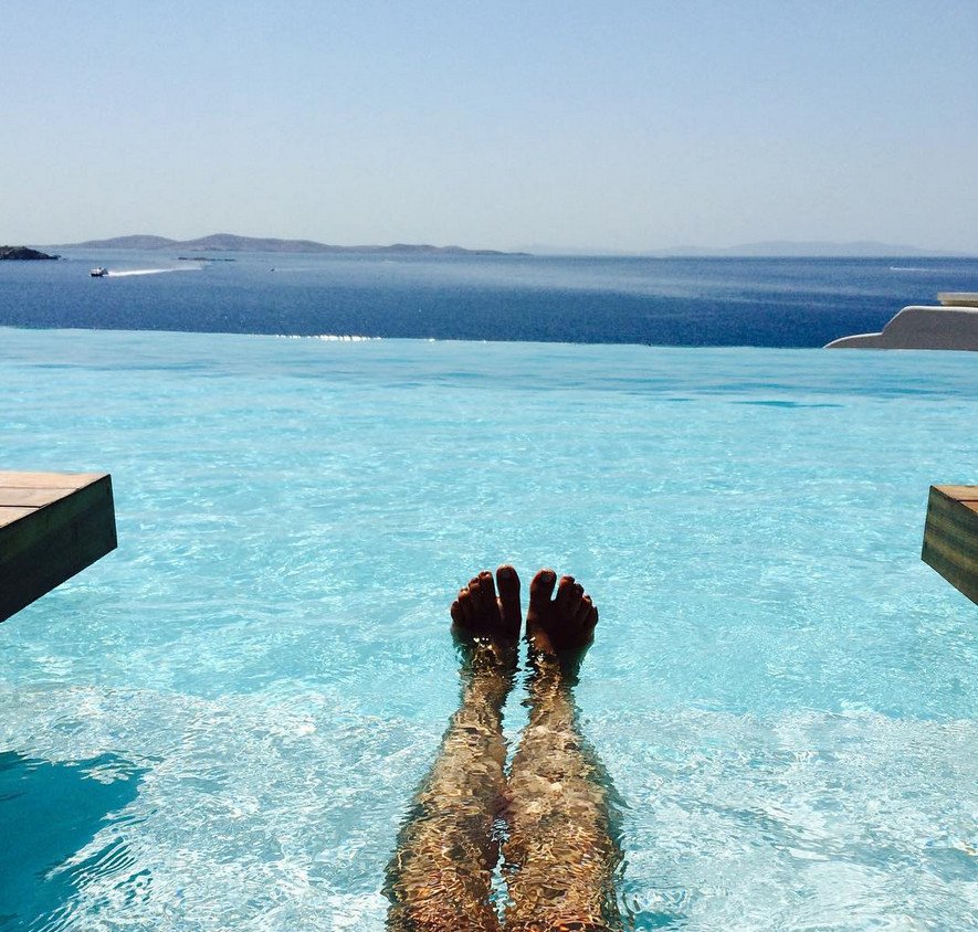 Η εγγονή της Γκρέις Κέλι άφησε το Μονακό για τη Μύκονο -Διακοπές με το αγόρι της [εικόνες] | iefimerida.gr 9