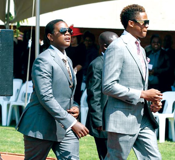 «Κυρία Gucci» -Αυτή είναι η Πρώτη Κυρία της Ζιμπάμπουε που έχει ξεζουμίσει το λαό της [εικόνες] | iefimerida.gr 7