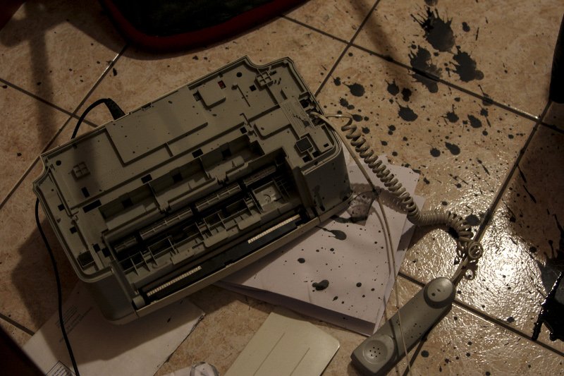 Ντου αναρχικών σε γραφείο συμβολαιογράφου -Το έκαναν γυαλιά-καρφιά [εικόνες] | iefimerida.gr 3