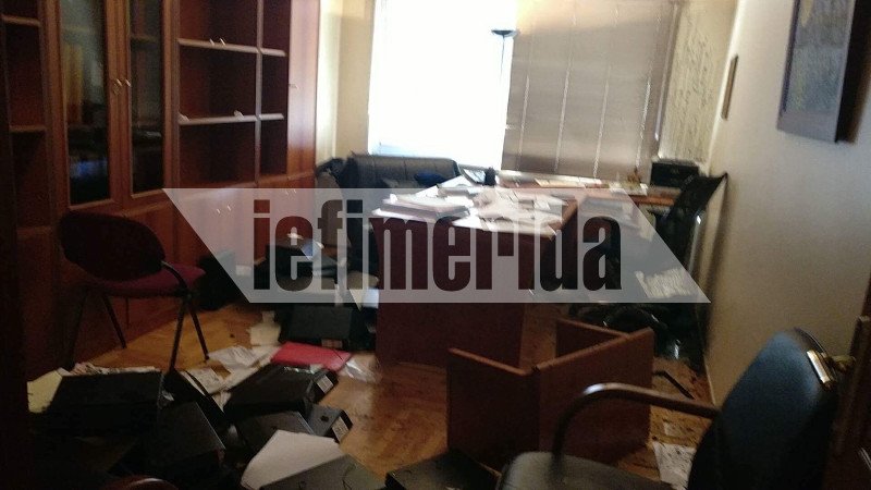 Ντου αναρχικών σε γραφείο συμβολαιογράφου -Το έκαναν γυαλιά-καρφιά [εικόνες] | iefimerida.gr 0