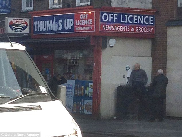 Έστειλαν υπάλληλο να σβήσει γκράφιτι και μετά από λίγες ώρες έγινε ο ίδιος γκράφιτι [εικόνες] | iefimerida.gr 1