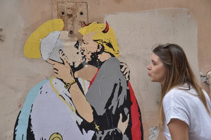 Ο Ντόναλντ Τραμπ, διάβολος, φιλά στο στόμα τον Πάπα -Το γκράφιτι που σκανδαλίζει τη Ρώμη | iefimerida.gr 2
