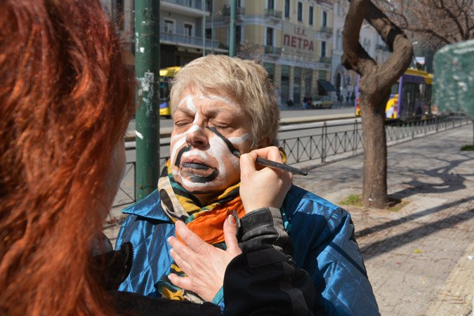 Διαμαρτυρία κατά της αφαίρεσης του γκράφιτι -Εφυγαν τα συνεργεία, ήρθαν κυρίες με τα πρόσωπά τους βαμμένα ασπρόμαυρα [εικόνες] | iefimerida.gr 7