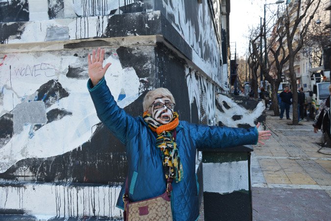 Διαμαρτυρία κατά της αφαίρεσης του γκράφιτι -Εφυγαν τα συνεργεία, ήρθαν κυρίες με τα πρόσωπά τους βαμμένα ασπρόμαυρα [εικόνες] | iefimerida.gr 8