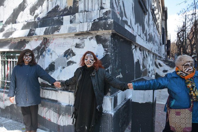 Διαμαρτυρία κατά της αφαίρεσης του γκράφιτι -Εφυγαν τα συνεργεία, ήρθαν κυρίες με τα πρόσωπά τους βαμμένα ασπρόμαυρα [εικόνες] | iefimerida.gr 9
