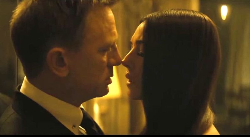 Και ξαφνικά... ερωτεύτηκαν: Η Μόνικα Μπελούτσι και ο Ντάνιελ Κρεγκ είναι το πιο εκρηκτικό ζευγάρι της σόουμπιζ [εικόνες] | iefimerida.gr 0