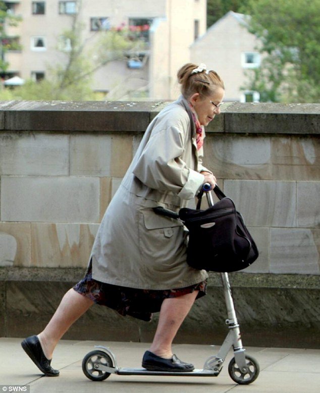 Σούπερ 74χρονη μετακινείται παντού με το… πατίνι της [εικόνες] | iefimerida.gr 0