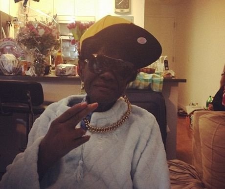 Η Ριάνα έχει την πιο cool γιαγιά στην ιστορία της R’n’B [εικόνες] | iefimerida.gr 1