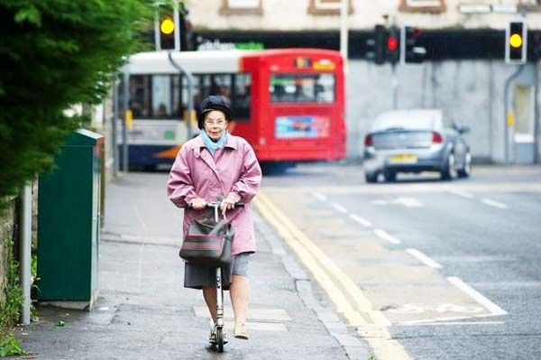Σούπερ 74χρονη μετακινείται παντού με το… πατίνι της [εικόνες] | iefimerida.gr 1