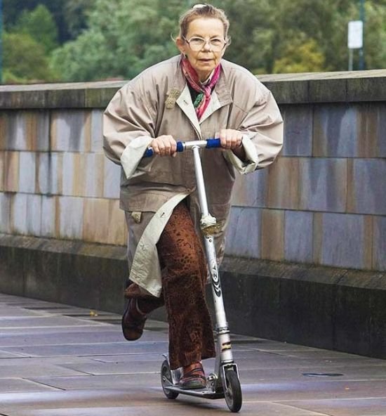 Σούπερ 74χρονη μετακινείται παντού με το… πατίνι της [εικόνες] | iefimerida.gr 2