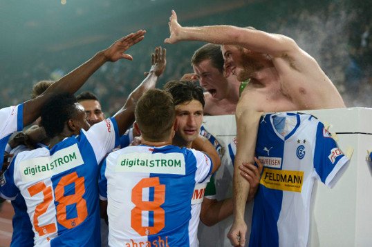 Οπαδοί βλέπουν τον αγώνα της ομάδας τους μέσα από τζακούζι [εικόνες] | iefimerida.gr 0