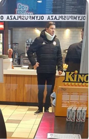 Με κολάρο στον λαιμό ο προπονητής του Ολυμπιακού Οσκαρ Γκαρθία, κατά την επιστροφή του στην Αθήνα! [εικόνα] | iefimerida.gr 0