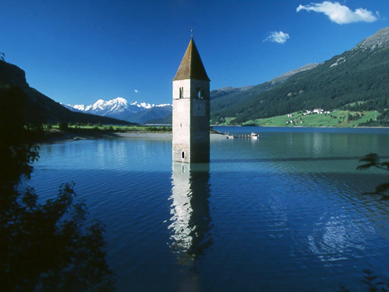 Βυθισμένη πολιτεία: Το χωριό που πνίγηκε κάτω από το νερό πριν 60 χρόνια -Μόνο το καμπαναριό έμεινε να προεξέχει [εικόνες] | iefimerida.gr 1