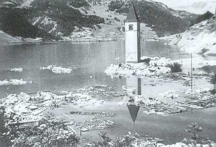 Βυθισμένη πολιτεία: Το χωριό που πνίγηκε κάτω από το νερό πριν 60 χρόνια -Μόνο το καμπαναριό έμεινε να προεξέχει [εικόνες] | iefimerida.gr 16