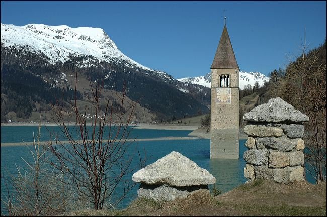 Βυθισμένη πολιτεία: Το χωριό που πνίγηκε κάτω από το νερό πριν 60 χρόνια -Μόνο το καμπαναριό έμεινε να προεξέχει [εικόνες] | iefimerida.gr 2