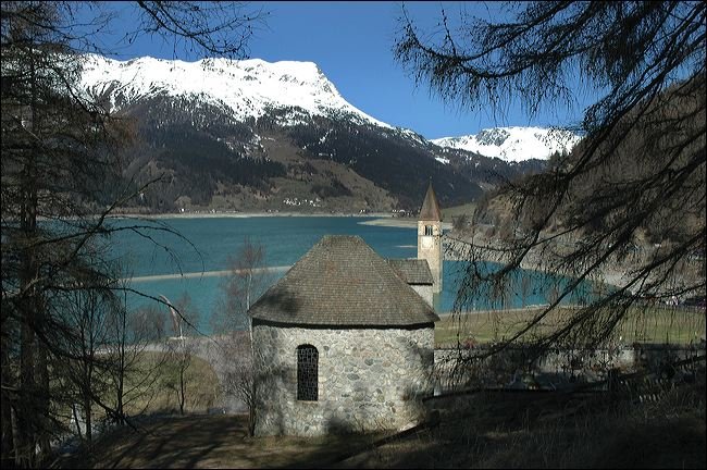 Βυθισμένη πολιτεία: Το χωριό που πνίγηκε κάτω από το νερό πριν 60 χρόνια -Μόνο το καμπαναριό έμεινε να προεξέχει [εικόνες] | iefimerida.gr 5