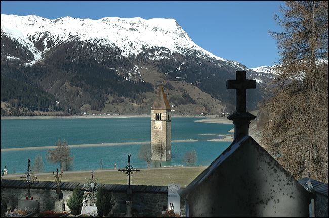 Βυθισμένη πολιτεία: Το χωριό που πνίγηκε κάτω από το νερό πριν 60 χρόνια -Μόνο το καμπαναριό έμεινε να προεξέχει [εικόνες] | iefimerida.gr 6
