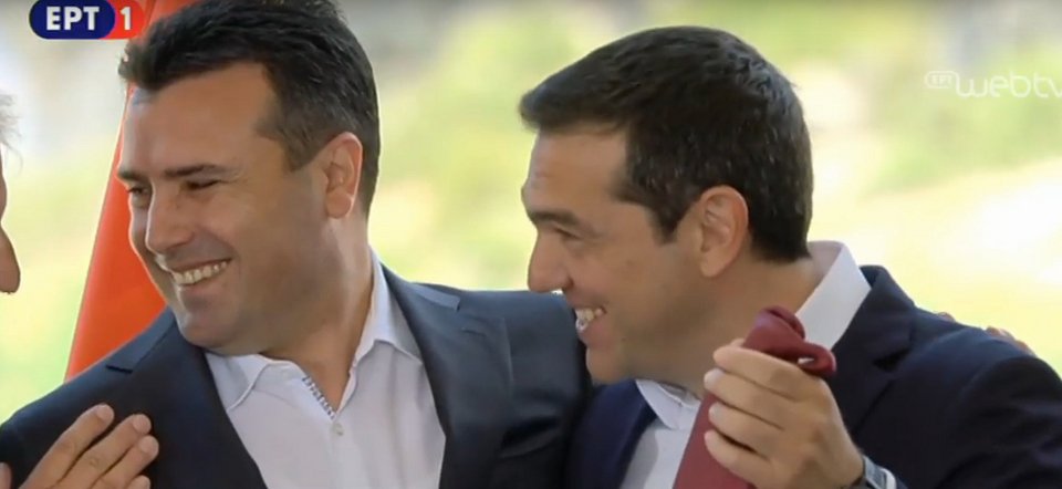 Ο Ζάεφ έβγαλε τη γραβάτα του και την έδωσε στον Τσίπρα -Την έκανε ποσέτ ο Χαν [εικόνες] | iefimerida.gr 4