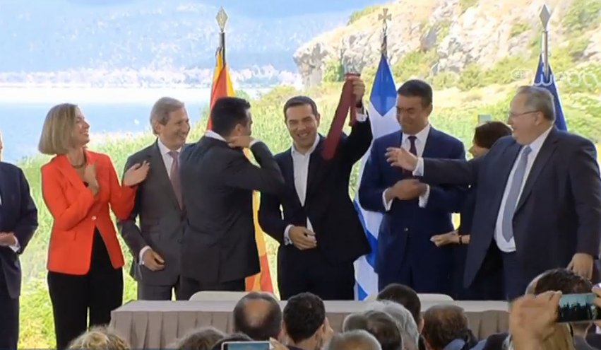 Ο Ζάεφ έβγαλε τη γραβάτα του και την έδωσε στον Τσίπρα -Την έκανε ποσέτ ο Χαν [εικόνες] | iefimerida.gr 2