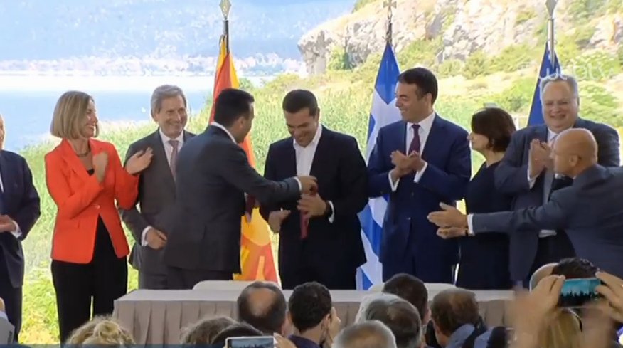 Ο Ζάεφ έβγαλε τη γραβάτα του και την έδωσε στον Τσίπρα -Την έκανε ποσέτ ο Χαν [εικόνες] | iefimerida.gr 1