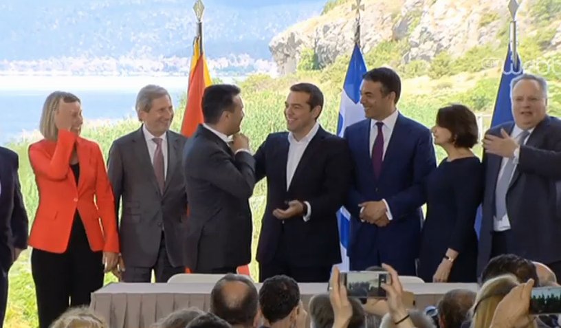 Ο Ζάεφ έβγαλε τη γραβάτα του και την έδωσε στον Τσίπρα -Την έκανε ποσέτ ο Χαν [εικόνες] | iefimerida.gr 0