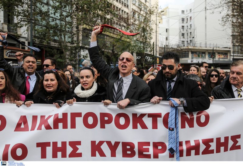 Δικηγόροι ανεμίζοντας τις γραβάτες τους στην πορεία για το Ασφαλιστικό [εικόνες] | iefimerida.gr 0