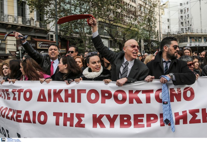 Δικηγόροι ανεμίζοντας τις γραβάτες τους στην πορεία για το Ασφαλιστικό [εικόνες] | iefimerida.gr 1