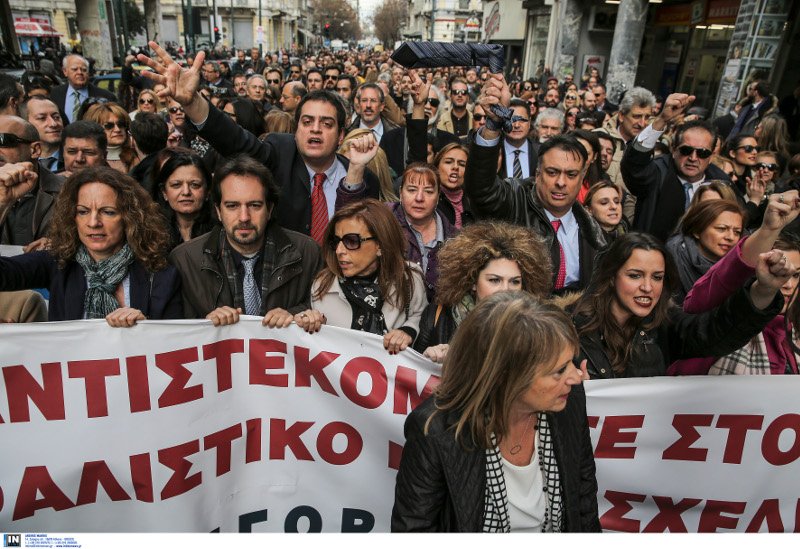 Δικηγόροι ανεμίζοντας τις γραβάτες τους στην πορεία για το Ασφαλιστικό [εικόνες] | iefimerida.gr 3